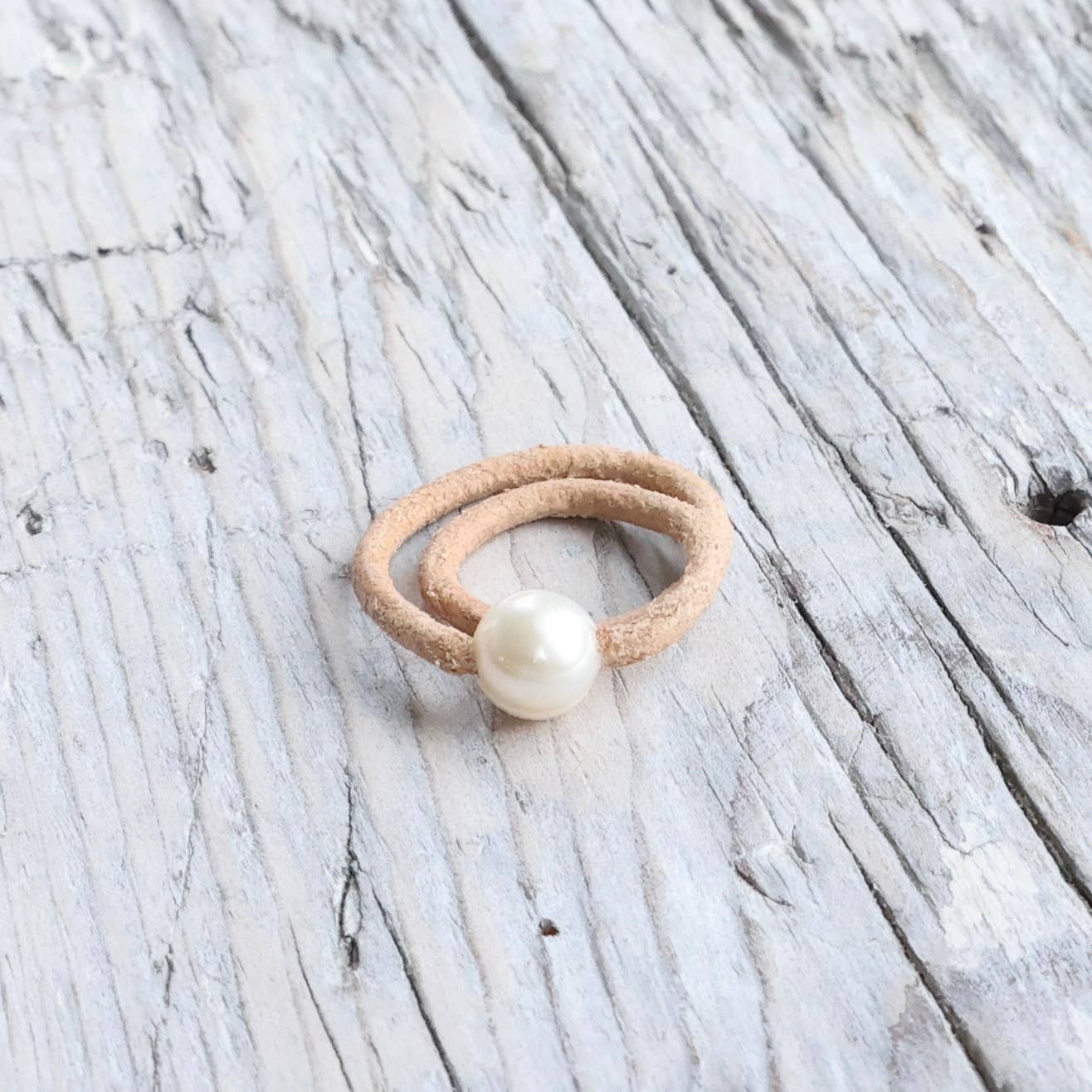 FRESHWATER PEARL AND LEATHER RING