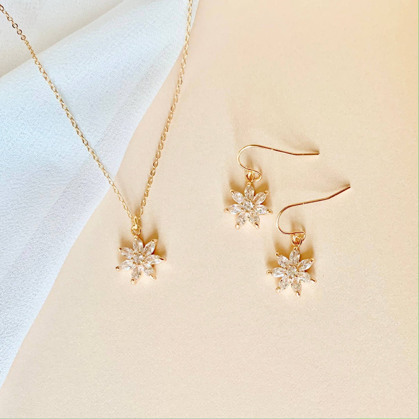 CRYSTAL FLOWER NECKLACE | GOLD