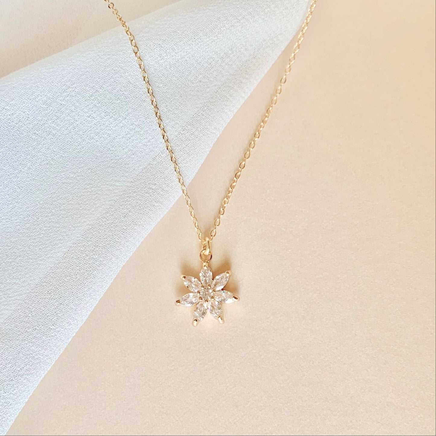 CRYSTAL FLOWER NECKLACE | GOLD
