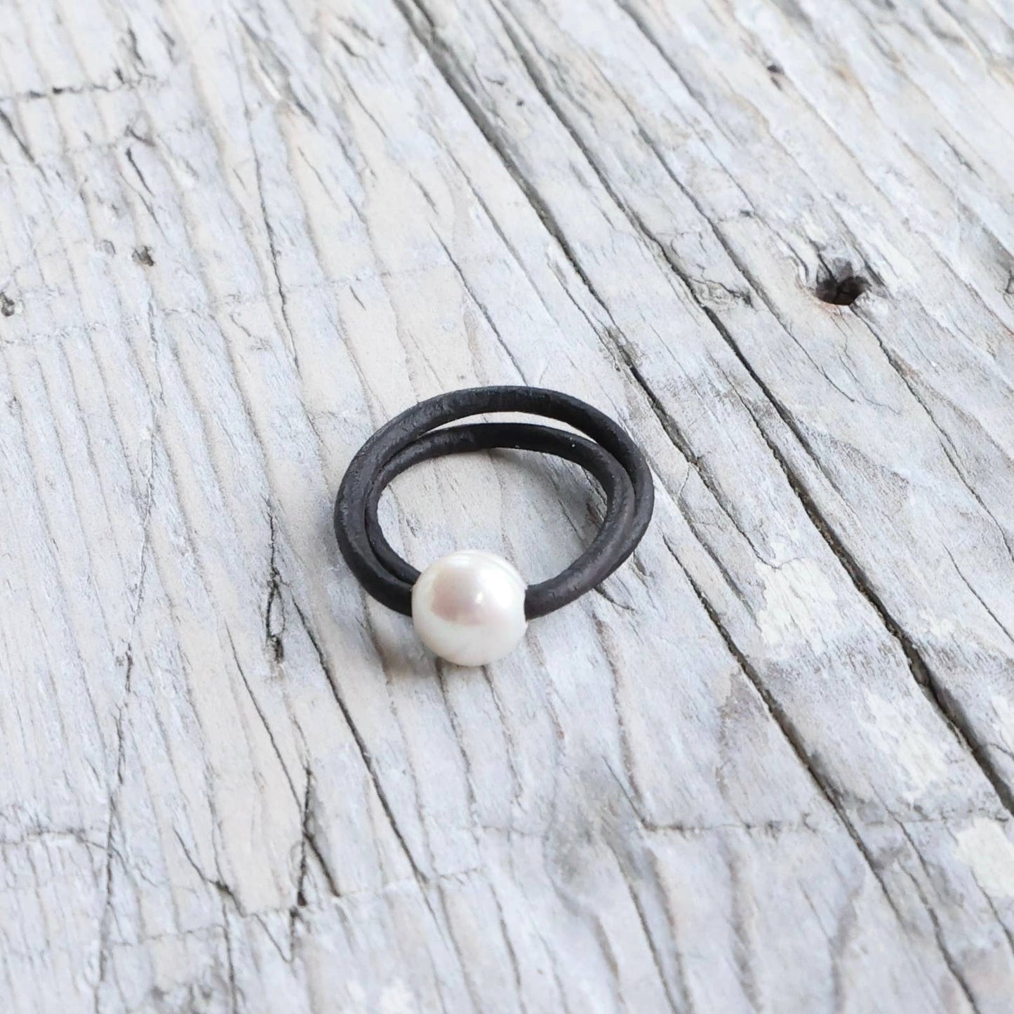 FRESHWATER PEARL AND LEATHER RING