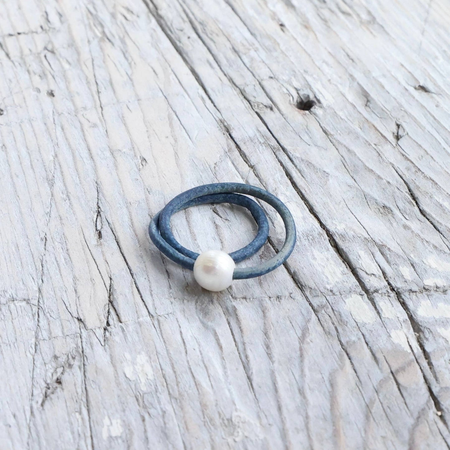 FRESHWATER PEARL AND LEATHER RING