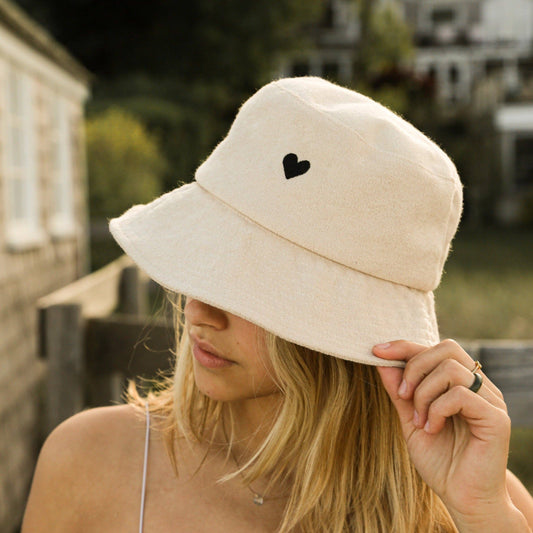 HEART BUCKET HAT